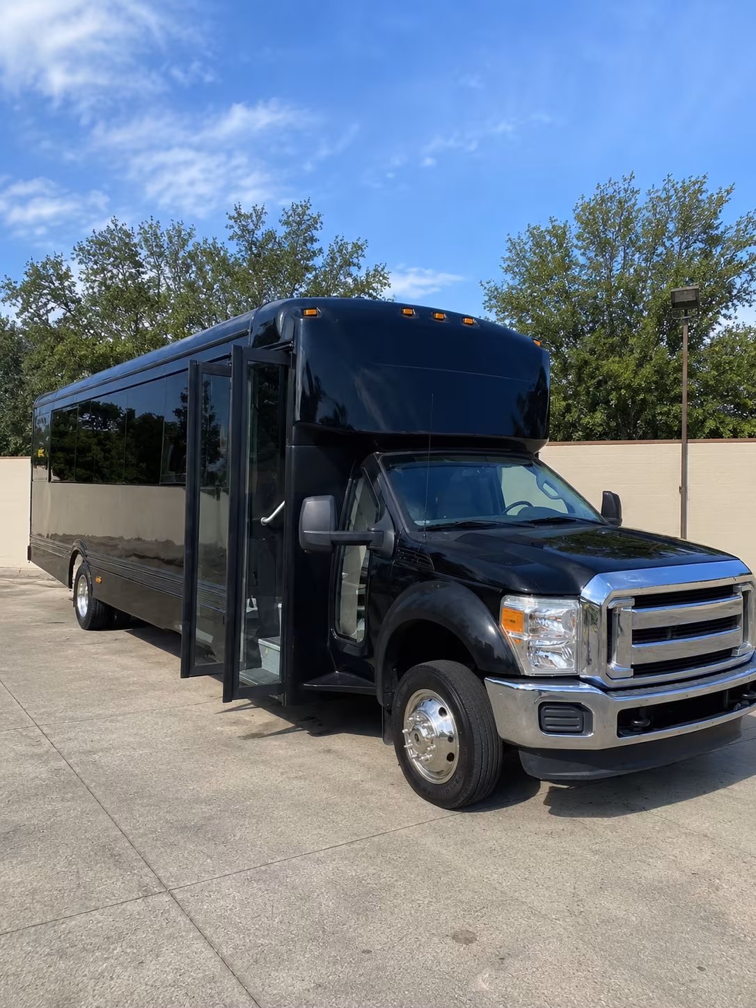 los banos 20 passenger party bus