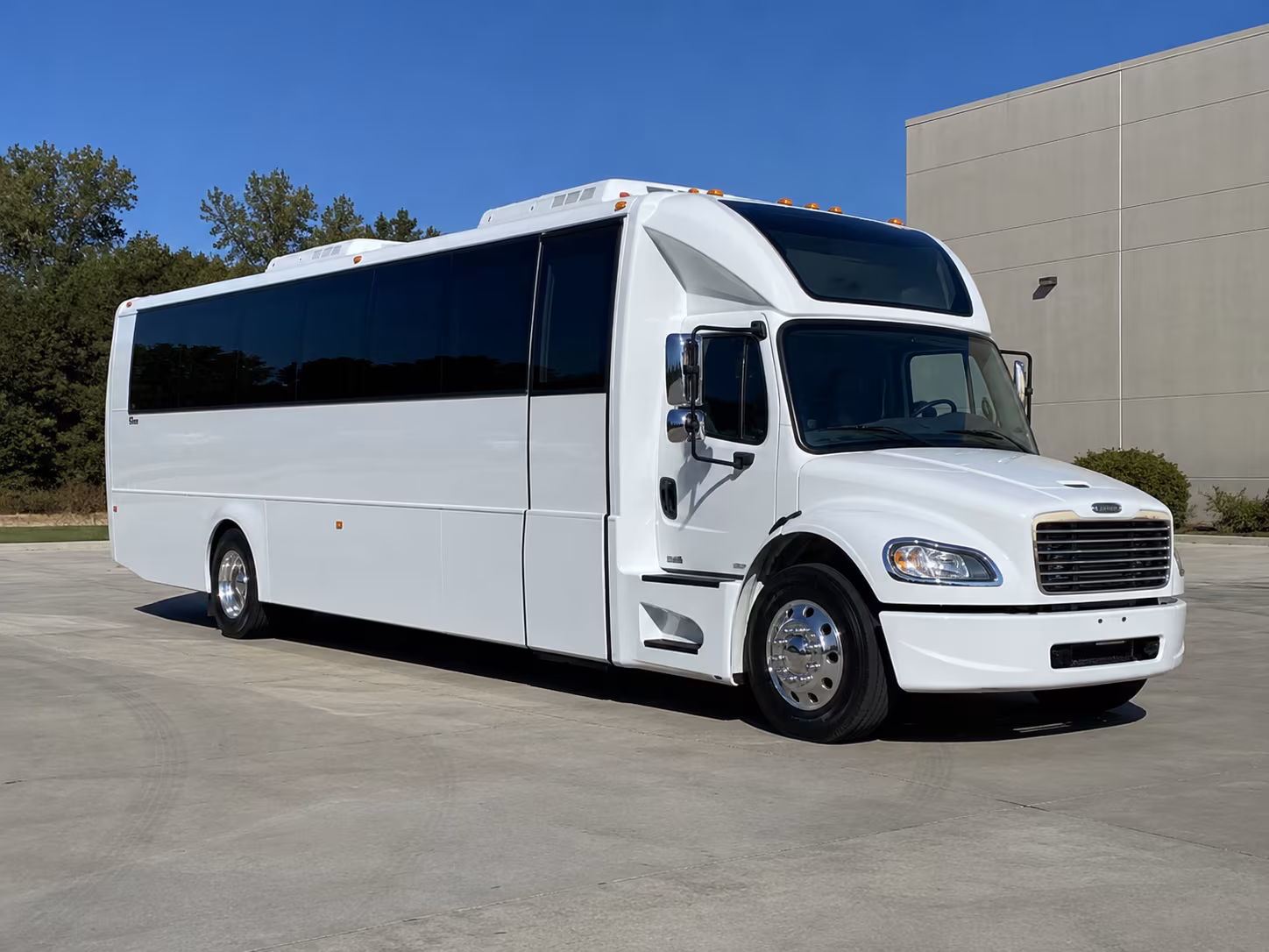 los banos 28 passenger party bus